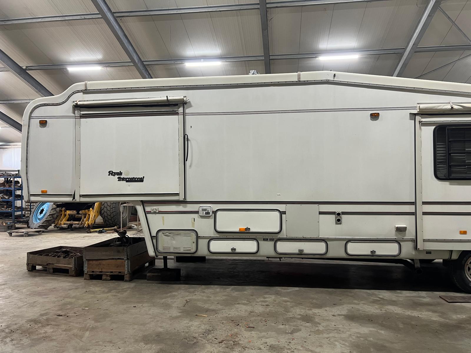 Royals International 5th Wheel Caravan